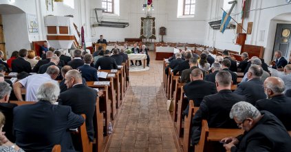Hűség az Igéhez és megújulás a kihívások közepette